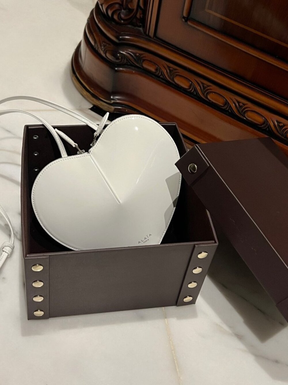 ALAÏA White Patent Leather Heart Crossbody Bag - Picture 6 of 7